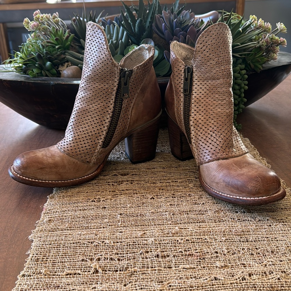 Freebird by Steven, Bowie Ankle Boots Taupe